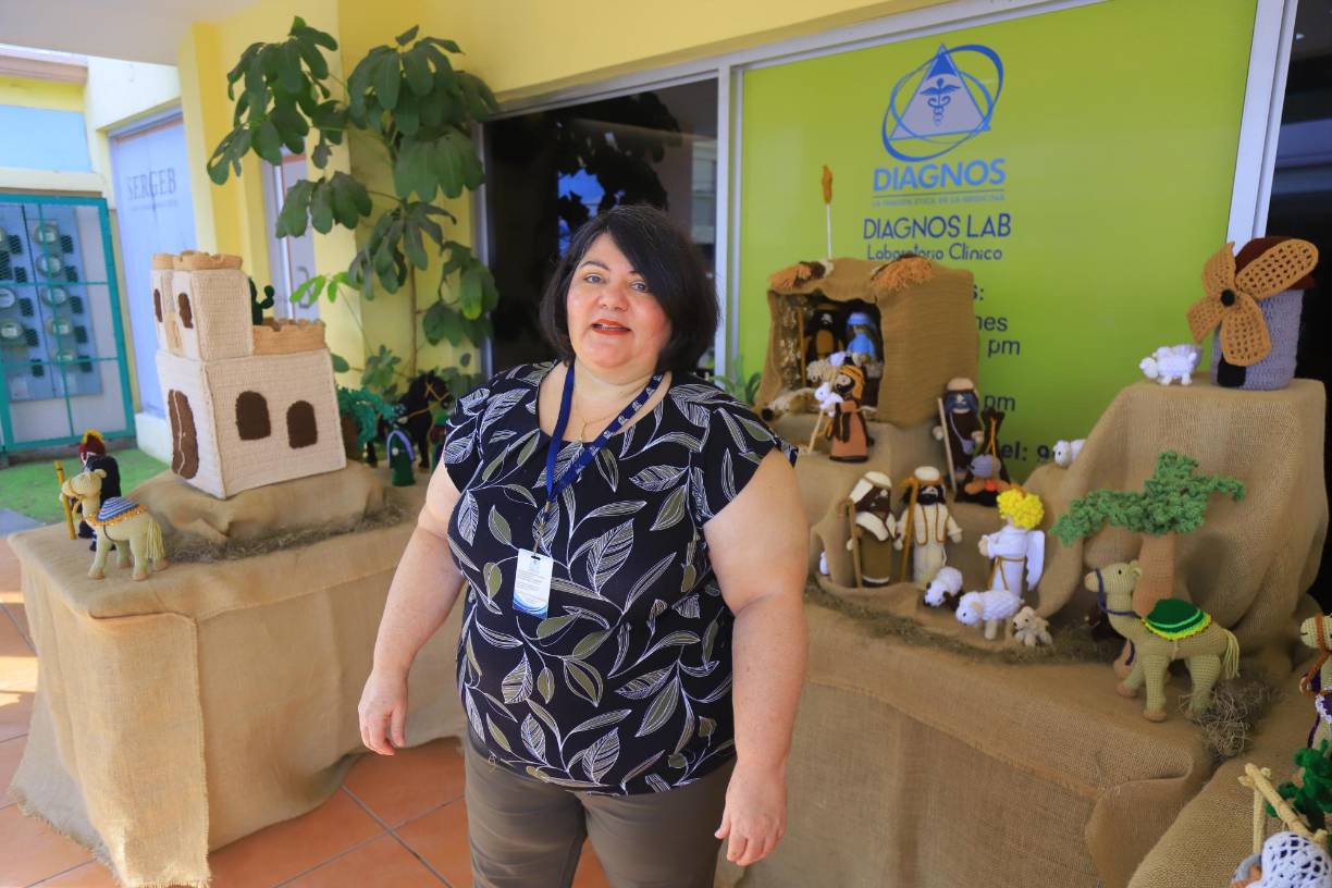 Verónica Pineda junto a su obra.