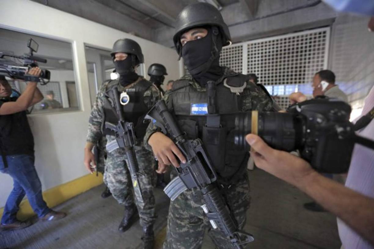 TG36. TEGUCIGALPA (HONDURAS), 28/02/2018.- Militares hondureños montan guardia en el edificio de la Agencia Técnica de Investigación Criminal (ATIC), en Comayagüela, donde se mantiene detenida a la ex primera dama de Honduras Rosa Elena Bonilla, esposa del expresidente hondureño Porfirio Lobo (2010-2014), hoy, miércoles 28 de febrero de 2018, en Tegucigalpa (Honduras). Rosa Elena Bonilla, esposa del expresidente hondureño Porfirio Lobo (2010-2014), fue capturada hoy por elementos de la Agencia Técnica de Investigación Criminal (ATIC) en Tegucigalpa por un presunto caso de corrupción. EFE/Gustavo Amador