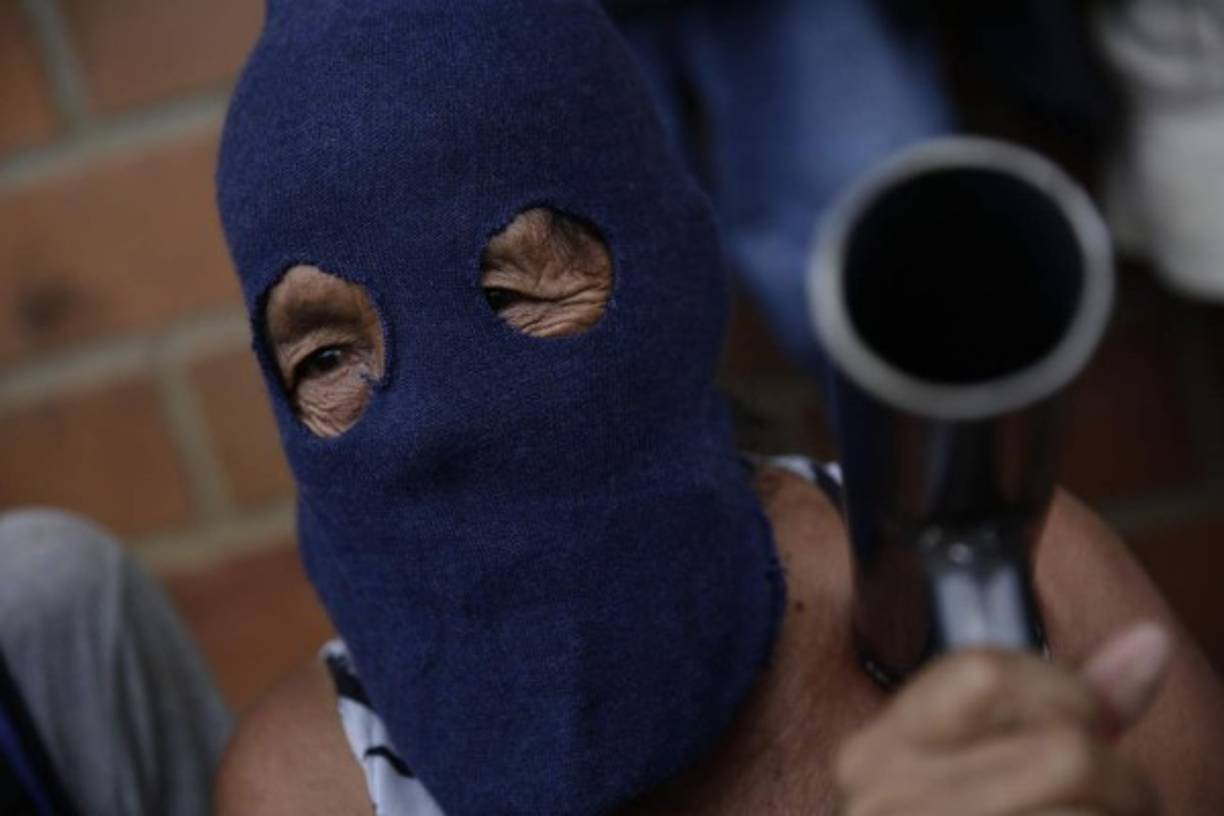 Son armas artesanales. No tienen dinero ni recursos para pelear contra lo que consideran el 'enemigo', los grupos paramilitares del Gobierno, la policía y los miembros de la Juventud Sandinista. Mas para ellos es suficiente para asegurarles que en su contra 'no hay vagos', sino el 'pueblo', que está hastiado de la opresión y la represión.