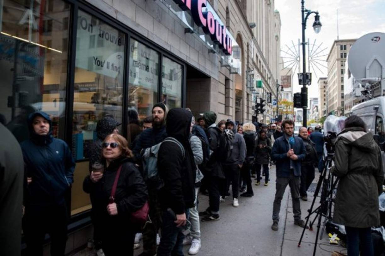 Decenas de tiendas en todo el país, reguladas por las autoridades sanitarias canadienses, comenzaron a vender de forma legal marihuana a los mayores de 18 o 19 años de edad, pasada la medianoche.