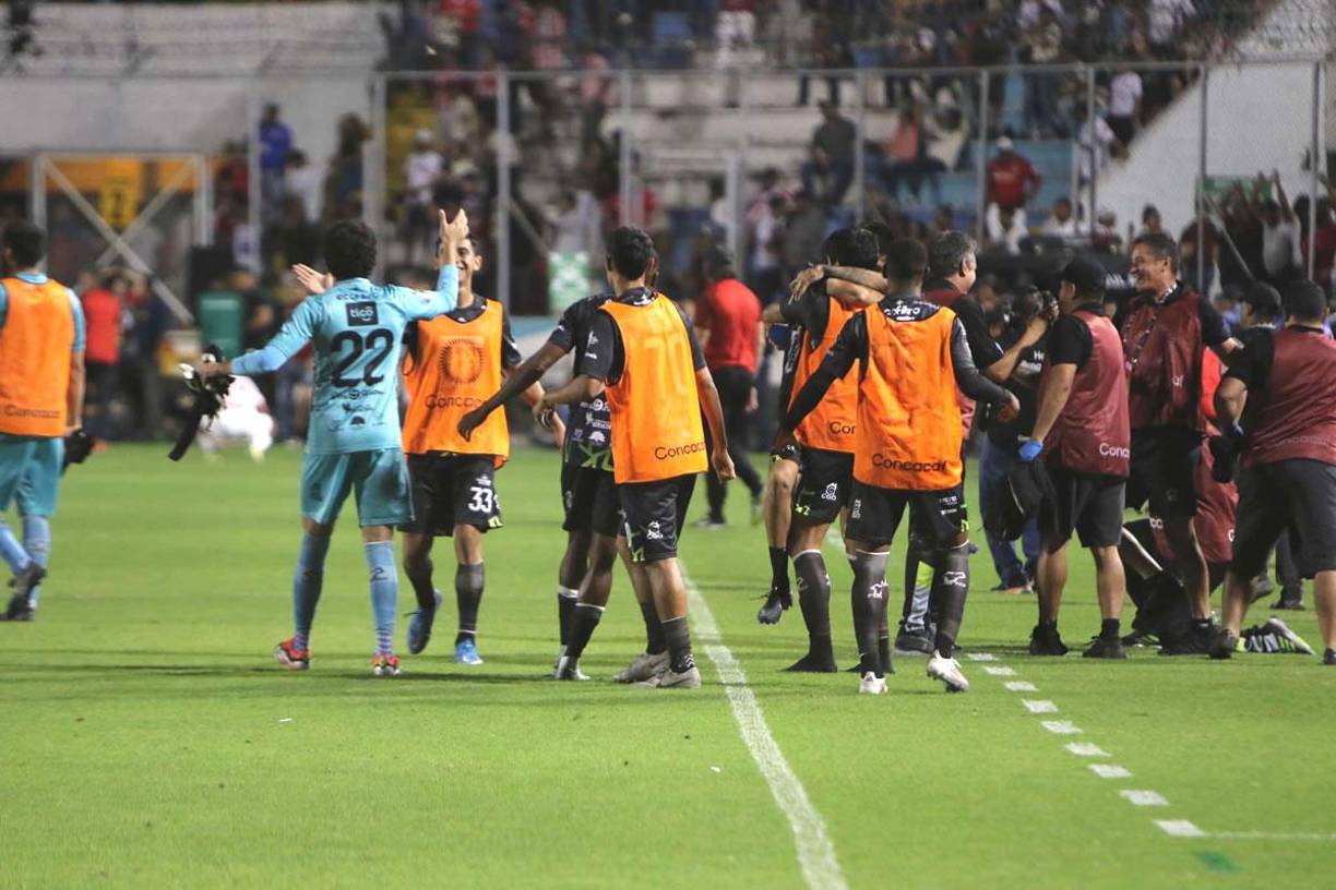Los jugadores del Antigua celebrando la clasificación a cuartos de final de la Copa Centroamericana 2024.