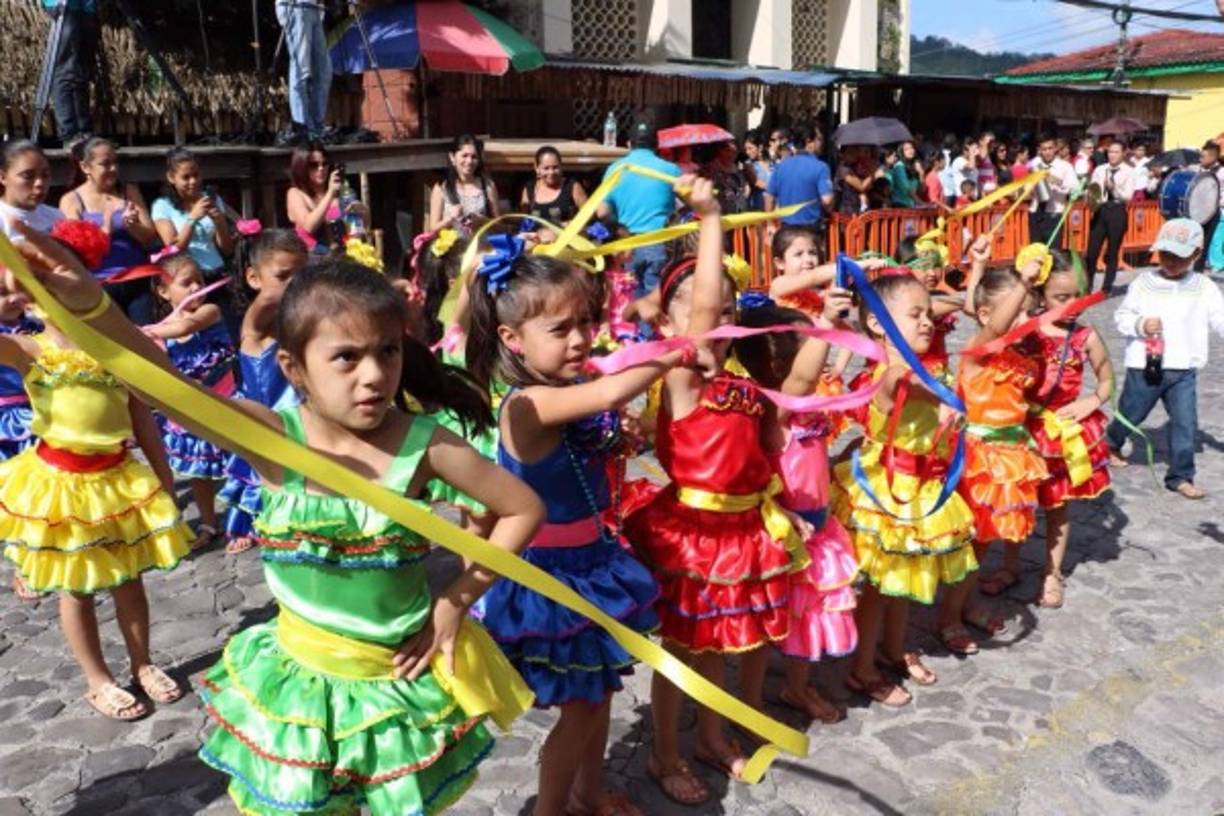 En Santa Rosa de Copán iniciaron los desfiles tradicionales con los que los niños escolares de occidente celebran la independencia de Honduras.