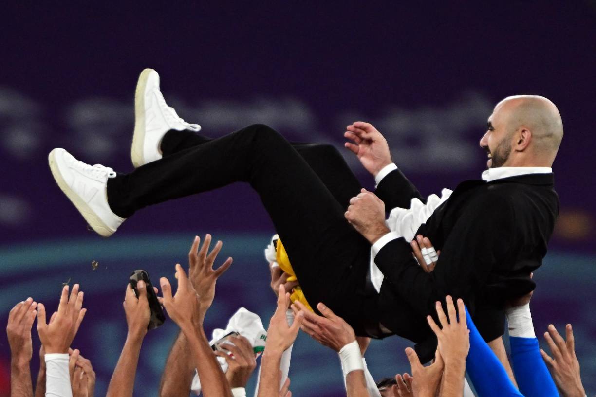 Walid Regragui es el entrenador que llevó a cabo la hazaña de clasificar de nuevo a Marruecos a octavos.