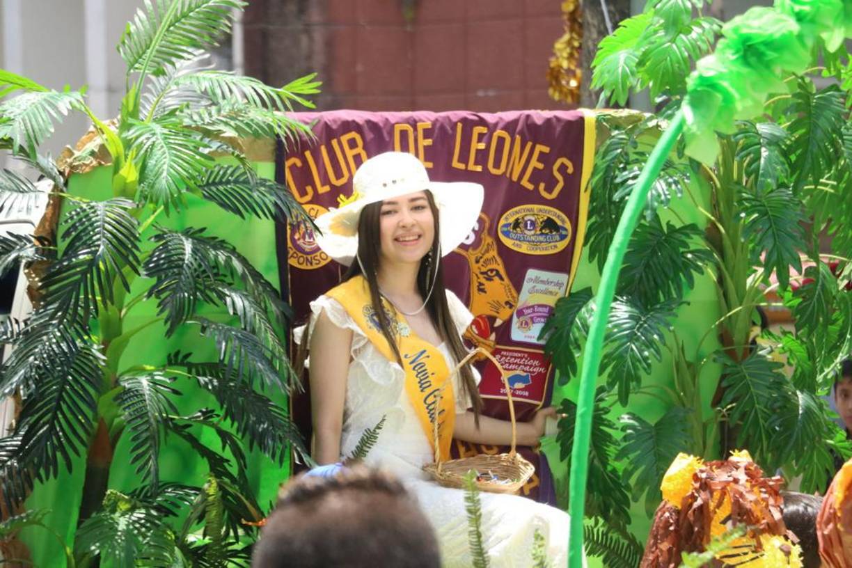 Las bellas señoritas no podían faltar en la feria patronal de Santa Rosa de Copán.
