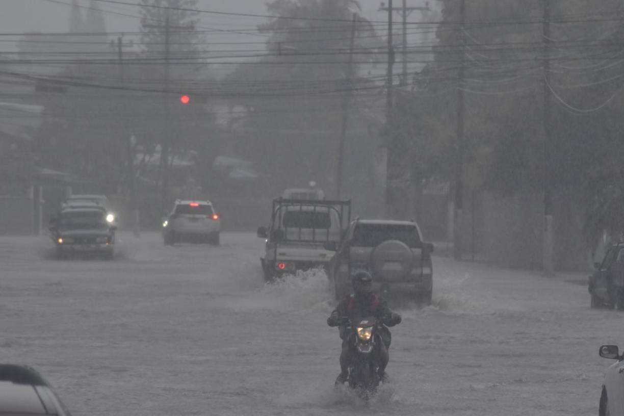 Las lluvias están provocando inundaciones repentinas, tal vez significativas, junto con el potencial de deslizamientos de tierra; en especial en Gracias a Dios, Colón, Atlántida e Islas de la Bahía.