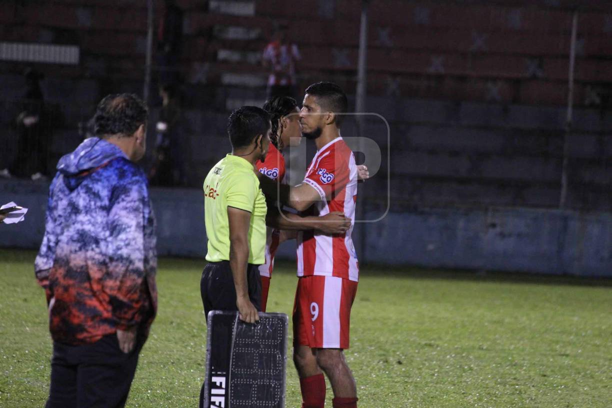 A los 87 minutos, Carlos Peña ingresó de cambio reemplazando a su compañero Juan Ramón Mejía.
