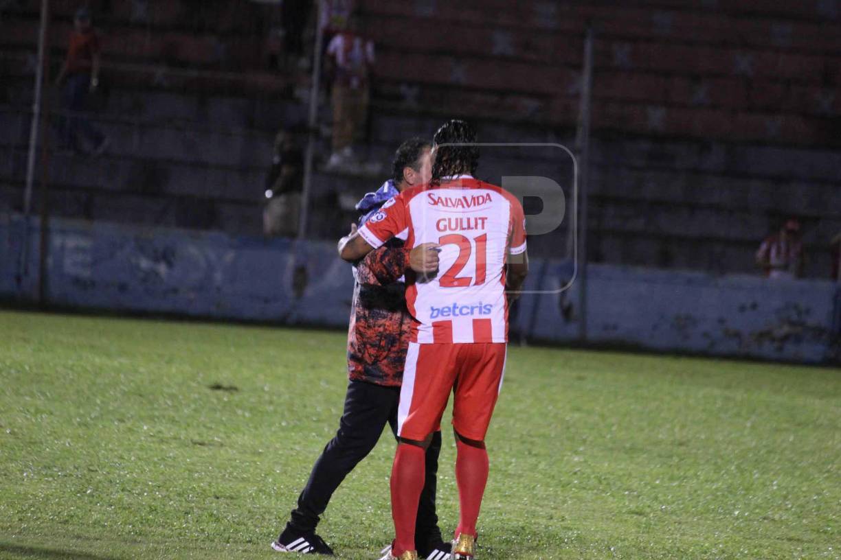 El lente de Diario LA PRENSA captó el saludo entre Gullit Peña y Fernando Mira tras el final del juego.
