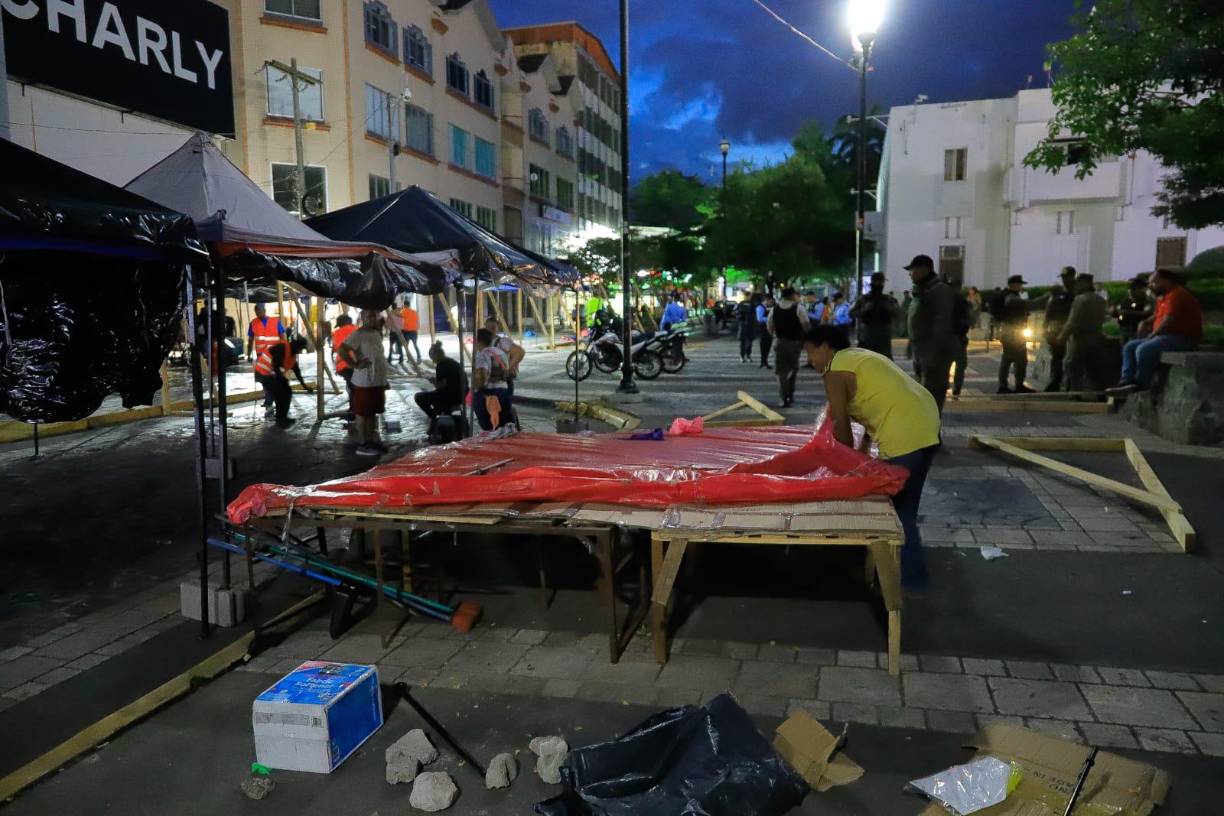 El parque central de esta ciudad permanecerá cerrado por más de 45 días porque la municipalidad lo remodelará. Fotos Melvin Cubas y Yoseph Amaya.