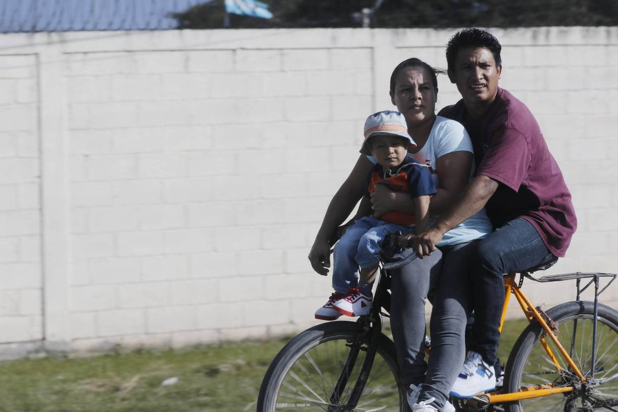 Ejemplar: Esta familia llegó en bicicleta para poder disfrutar del partido Motagua vs Victoria.