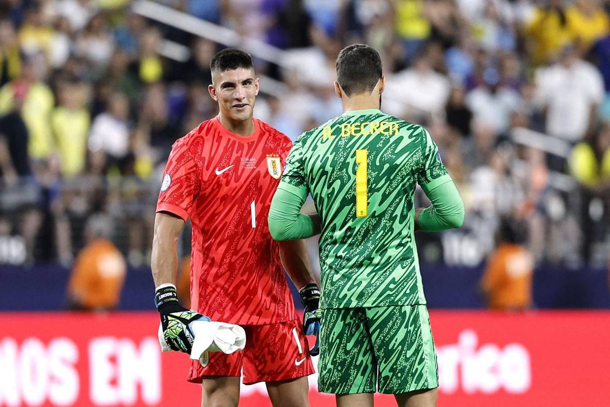 Los porteros Sergio Rochet y Alisson se desearon suerte antes de empezar la tanda de penales.