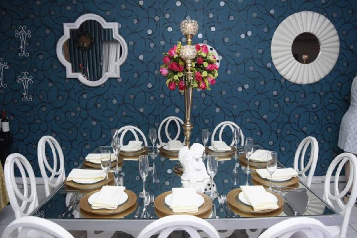 Sillas ovales con candelabros y rosas fucsia con follaje engalanaron el ambiente para el almuerzo.