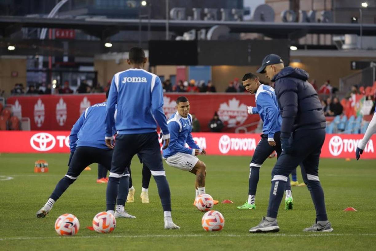 El calentamiento de los jugadores de la Selección de Honduras en el BMO Field.