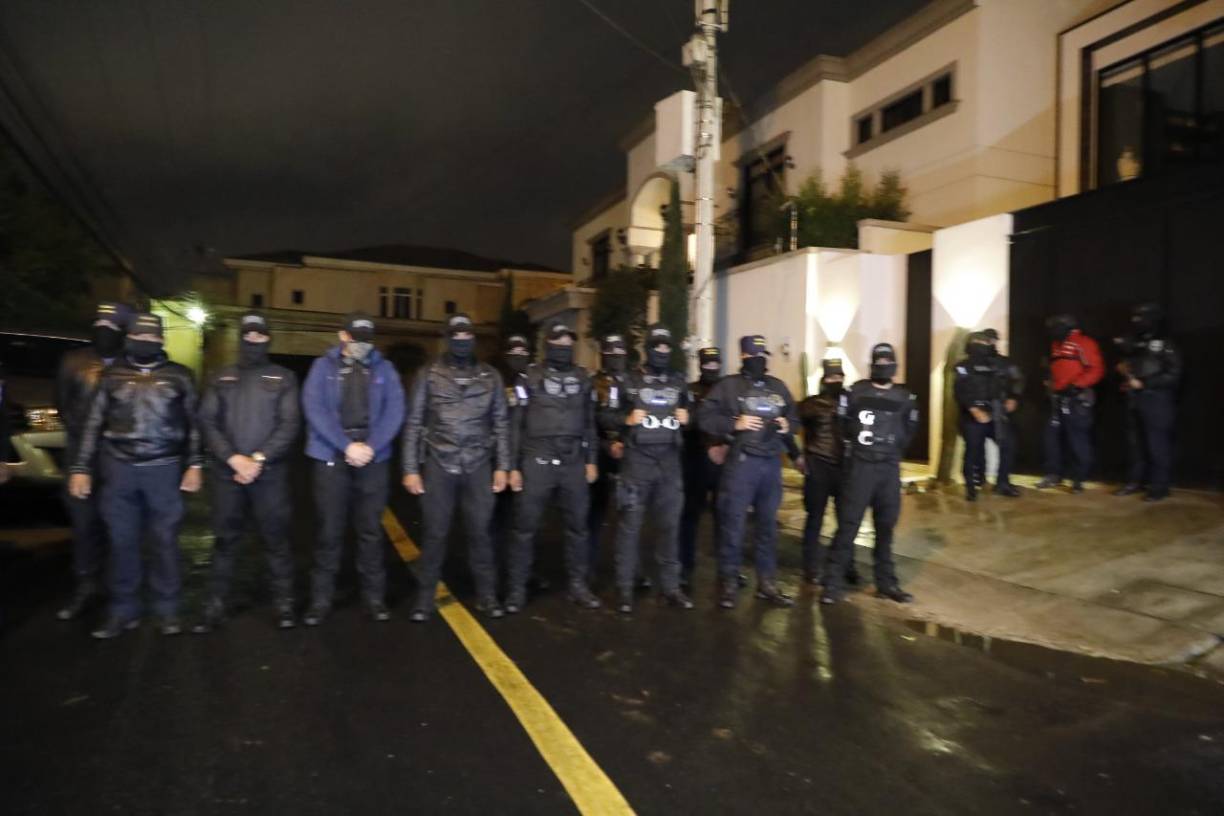 Autoridades rodean casa del expresidente Juan Orlando Hernández