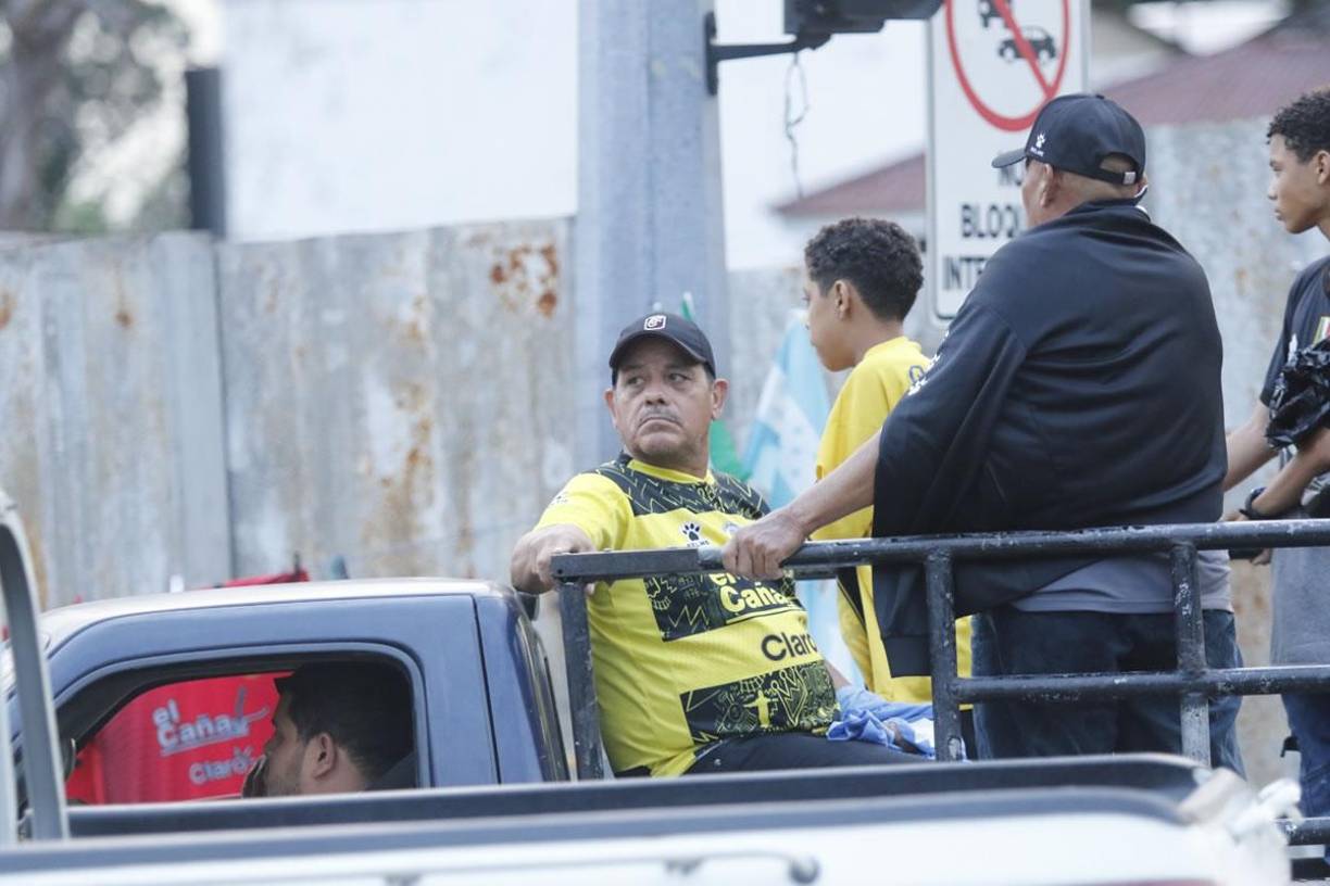 Estos aficionados del Real España llegaron en la “paila” del carro al coloso sampedrano para ver el partido.