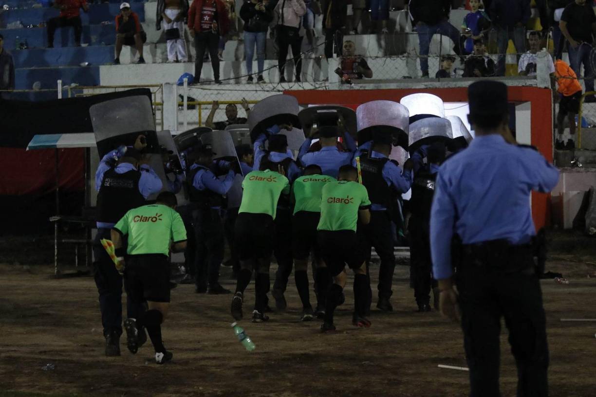 La afición les reprochó y le lanzaron varios objetos en su salida del Estadio Roberto Martínez Ávila.