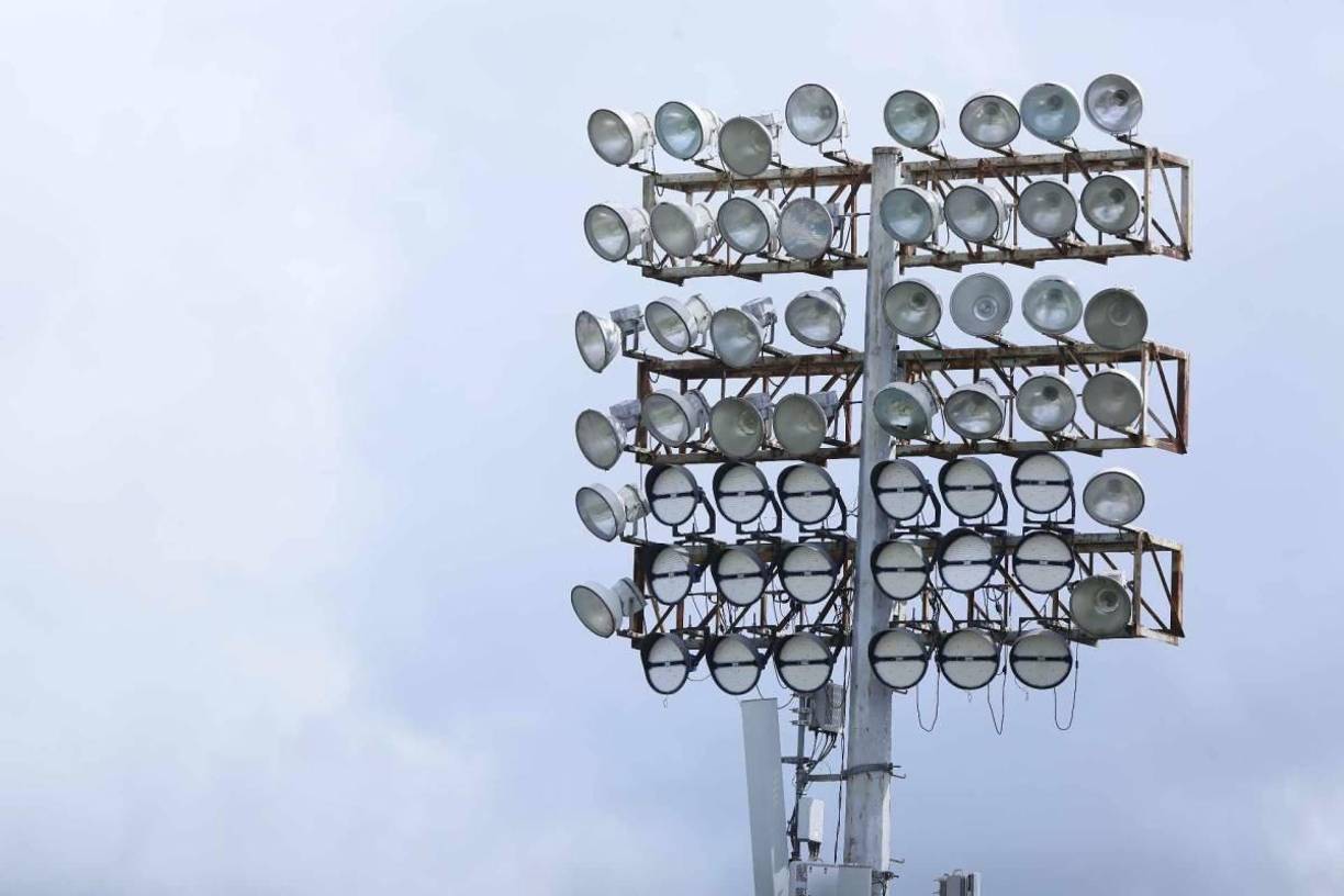 Los faroles del escenario están bien equipados con iluminación LED que exigen los juegos internacionales.