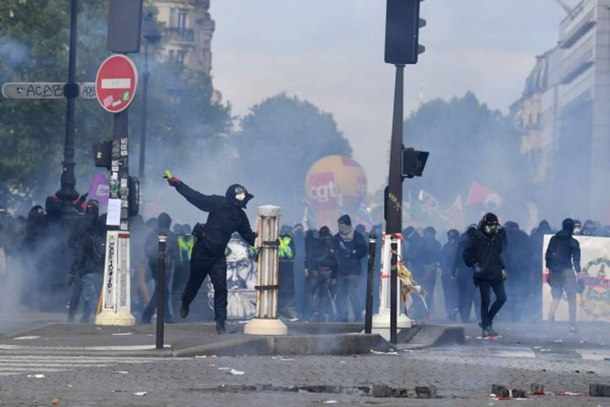 Poco después del inicio de la marcha, hacia las 16.00 (14.00 GMT), la Policía colgó en su cuenta de Twitter que había detectado a unos 1.200 individuos enmascarados y encapuchados a la altura del Puente de Austerlitz, más o menos en la mitad del recorrido previsto.
