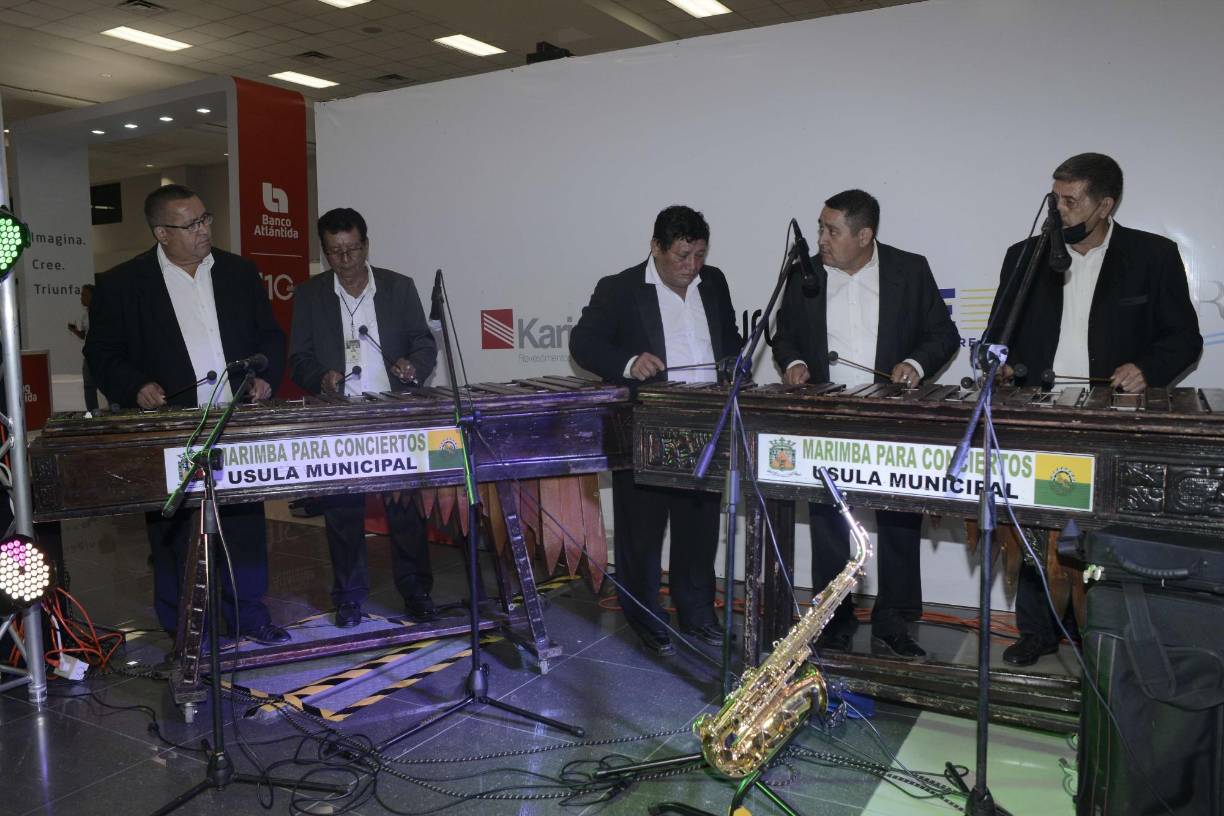 Además la Marimba Usula Internacional deleitó a los presentes con sus clásicas melodías.