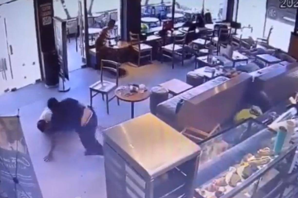 Las cámaras de seguridad de Starbucks de Tulum fueron las que captaron el momento en que el empresario David González Cuéllar perdió la vida.