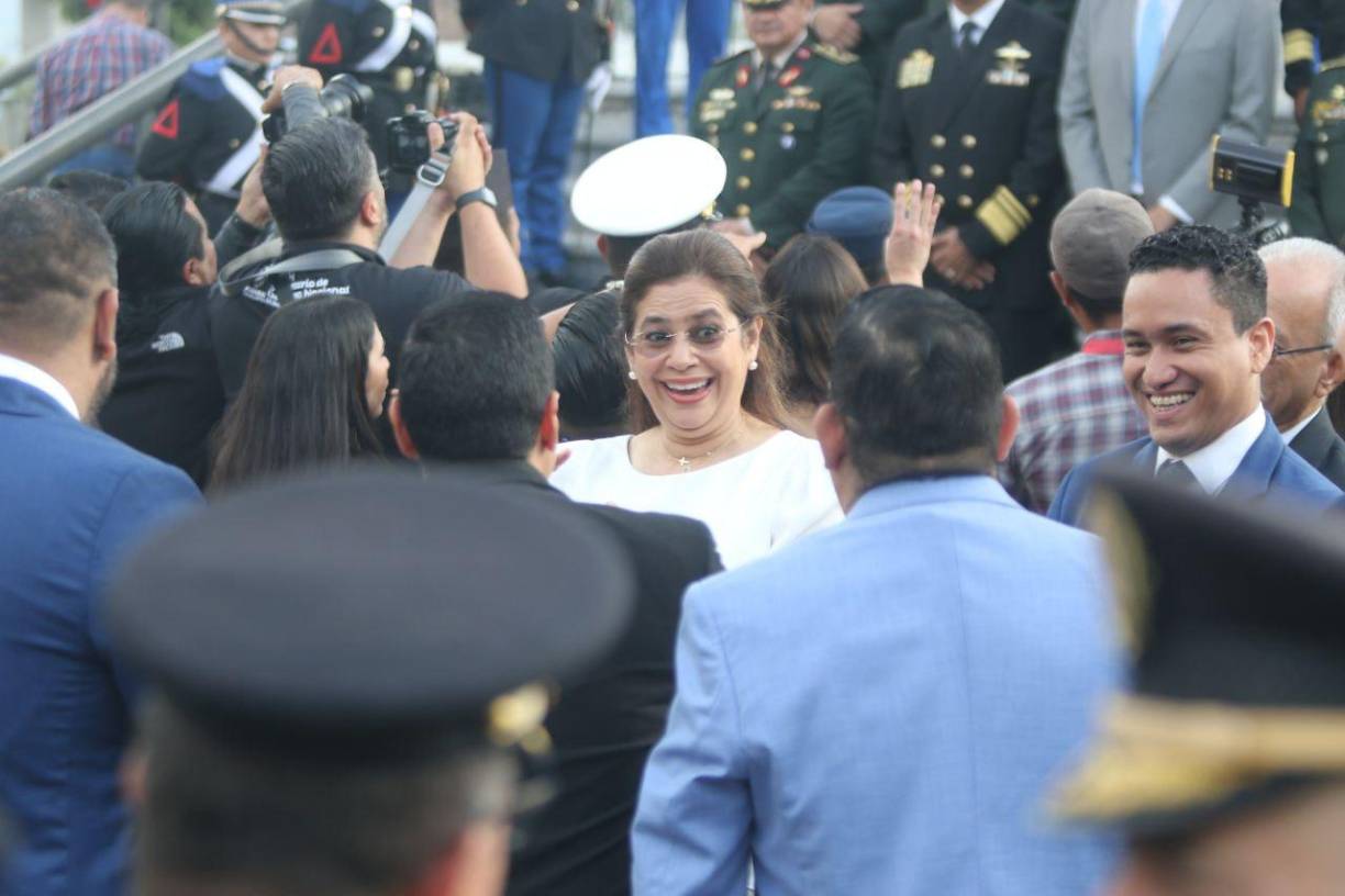 Los dos nuevos fiscales debieron asumir este viernes, pero ante la falta de consensos entre las principales fuerzas políticas el presidente del Parlamento, Luis Redondo, suspendió anoche la sesión y anunció que próximamente se convocará a una nueva sesión, sin precisar fecha, para continuar con la elección.