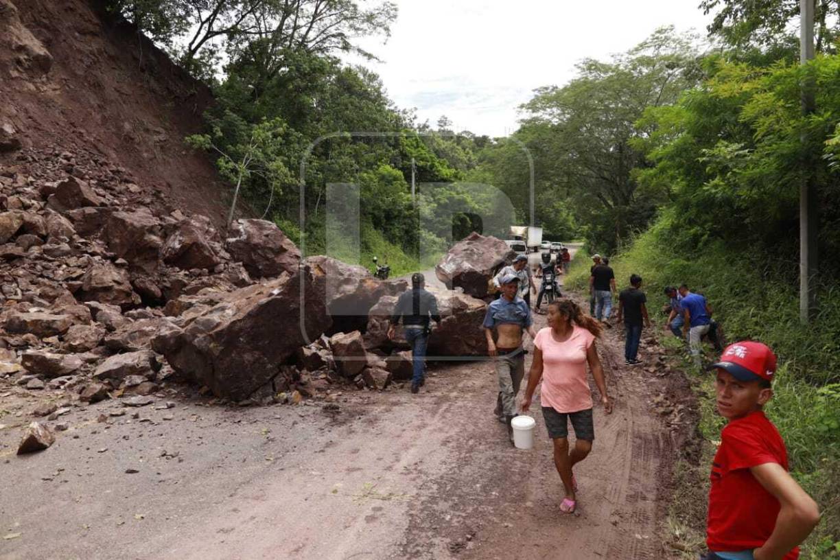 Conductores y pobladores del sector se sumaron a las labores de ayuda para despejar la carretera y así habilitar el paso de vehículos. 