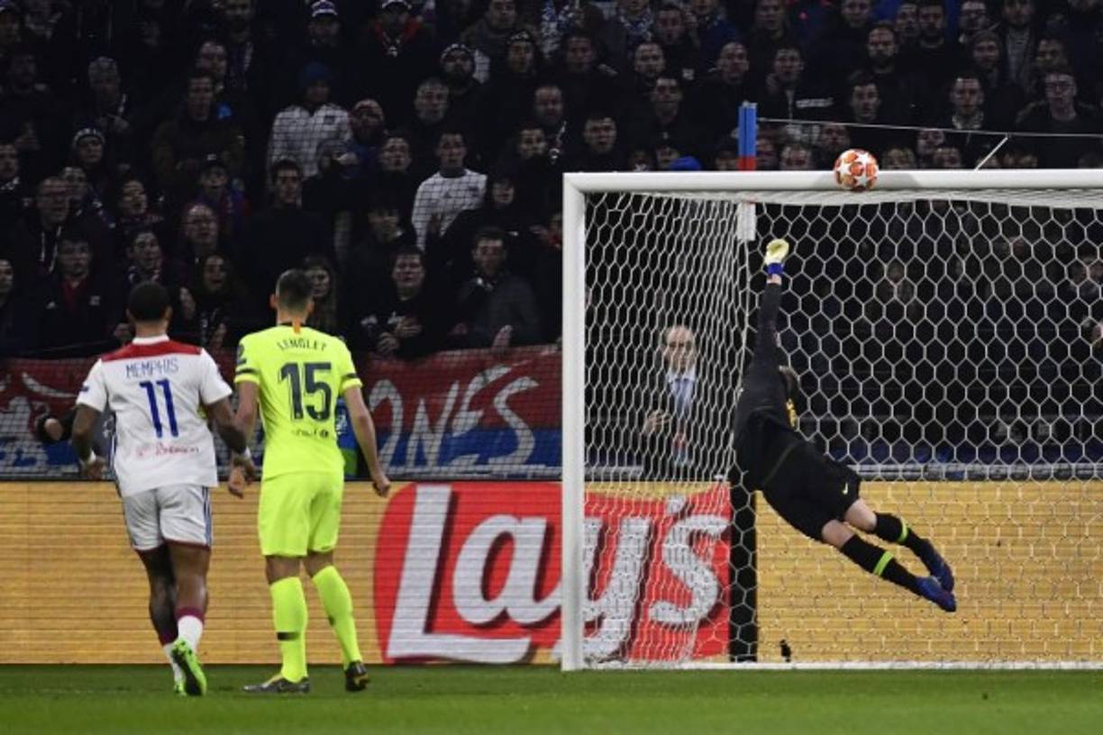 Marc-André ter Stegen salvó al Barcelona con esta espectacular volada tras el disparo de Martin Terrier. El portero alemán tocó el balón y lo desvió al horizontal.