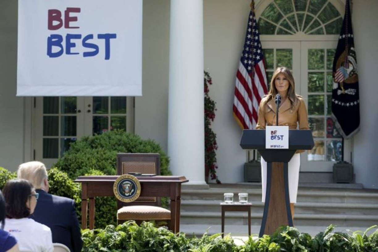 La campaña, con el nombre 'Be Best' (Sé mejor), busca frenar el acoso cibernético (ciberbullying) al que se enfrentan millones de adolescentes de EEUU en las redes sociales.<br/><br/>'Es nuestra responsabilidad como adultos educar y ayudar a nuestros niños para que, cuando usen sus voces, ya sea verbalmente o en la red, elijan sus palabras sabiamente y hablen con respeto y compasión', resaltó Melania frente al presidente Donald Trump, que acostumbra utilizar su cuenta de Twitter para amenazar o intimidar a funcionarios, enemigos y artistas.