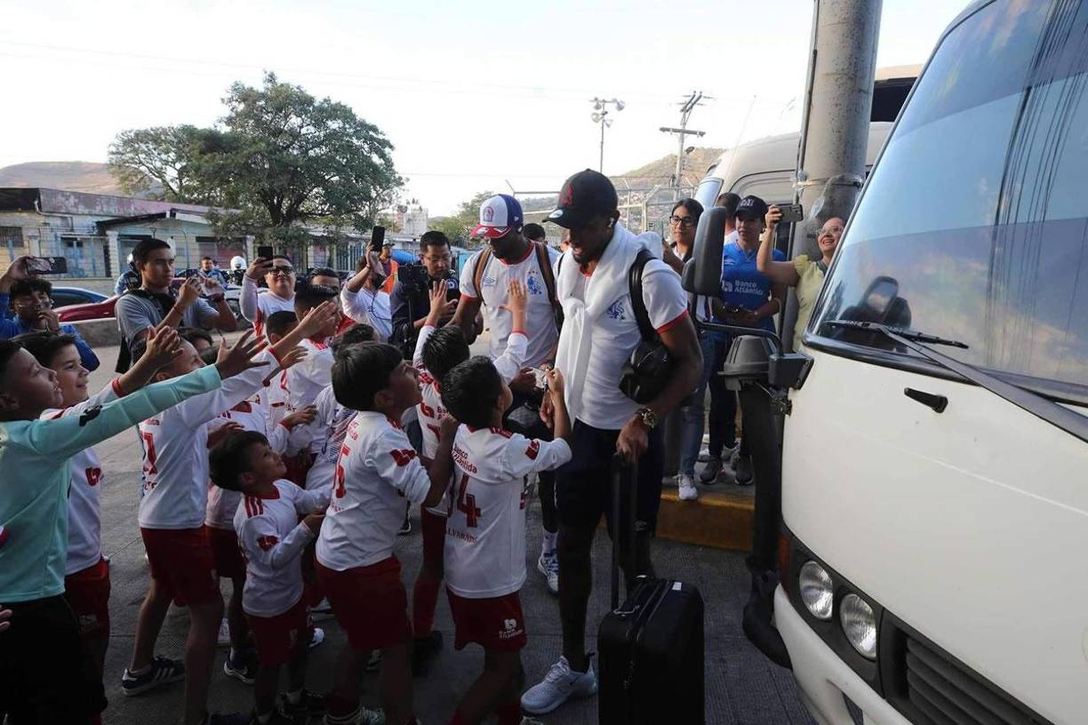 Los futbolistas de Olimpia fueron recibidos por las reservas de la Sub-10 del león afuera del estadio Nacional Chelato Uclés. ¡Los ovacionaron!