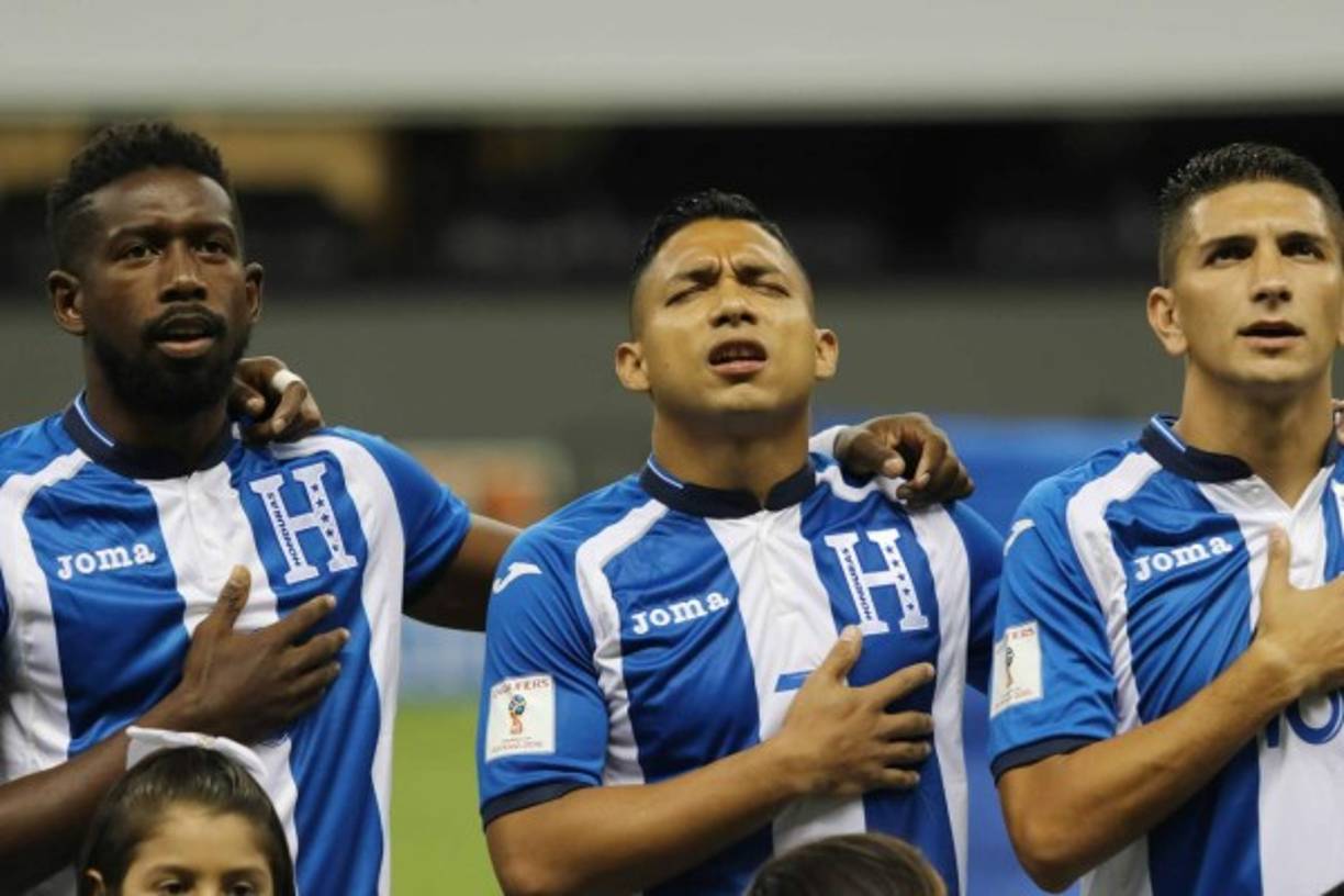 Emilio Izaguirre, en el centro, entonando el himno de la selección nacional de Honduras.