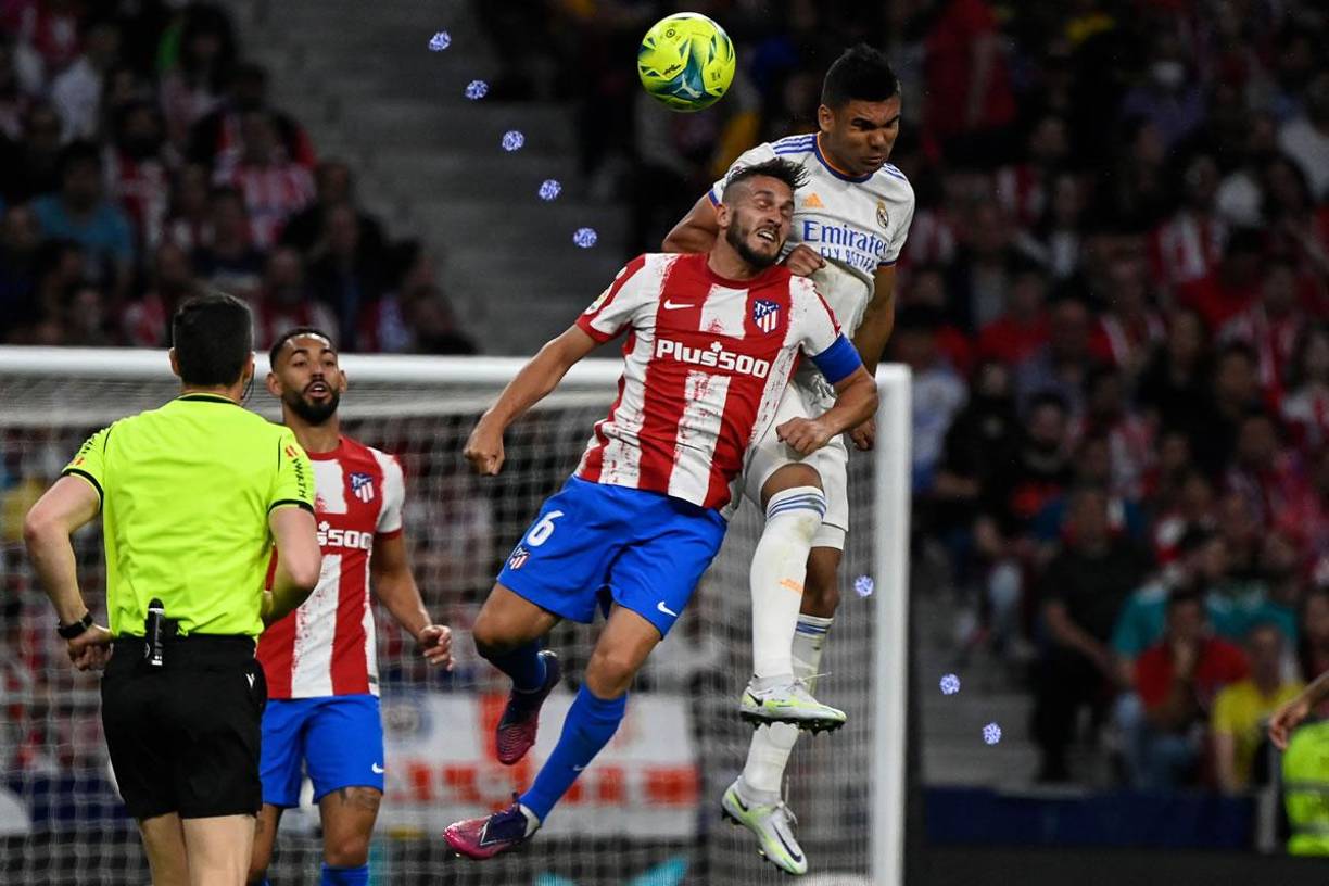 Casemiro y Koke saltan por el balón en un lance del partido.