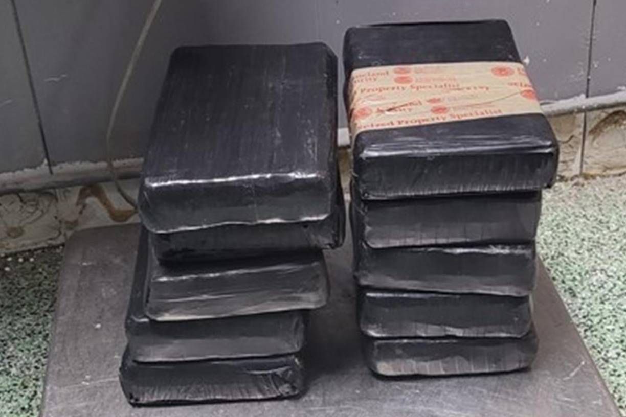  El fin de semana, cuando fue detenida en Texas, Ahumada llevaba los paquetes de cocaína ocultos en los asientos y entre paneles de las puertas de una camioneta Mazda color blanca.