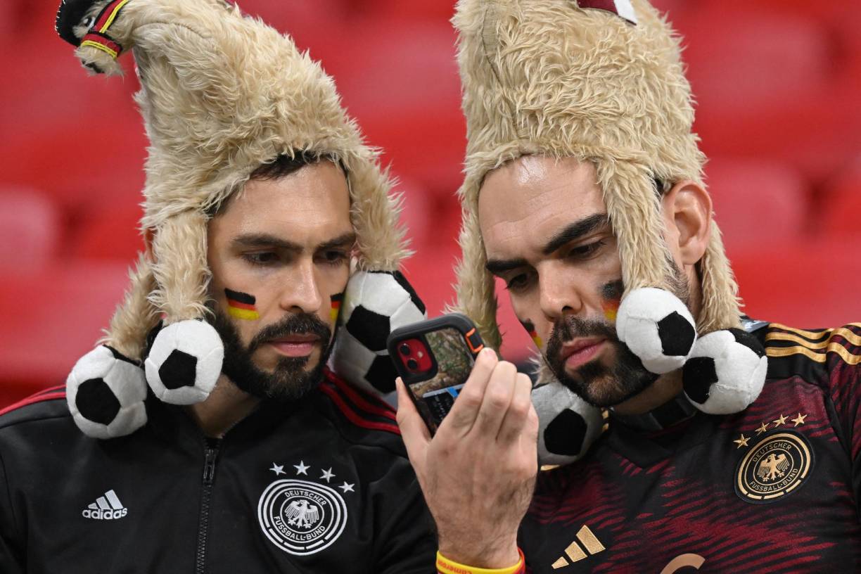 Y estos fanáticos se robaron la atención de las chicas. 