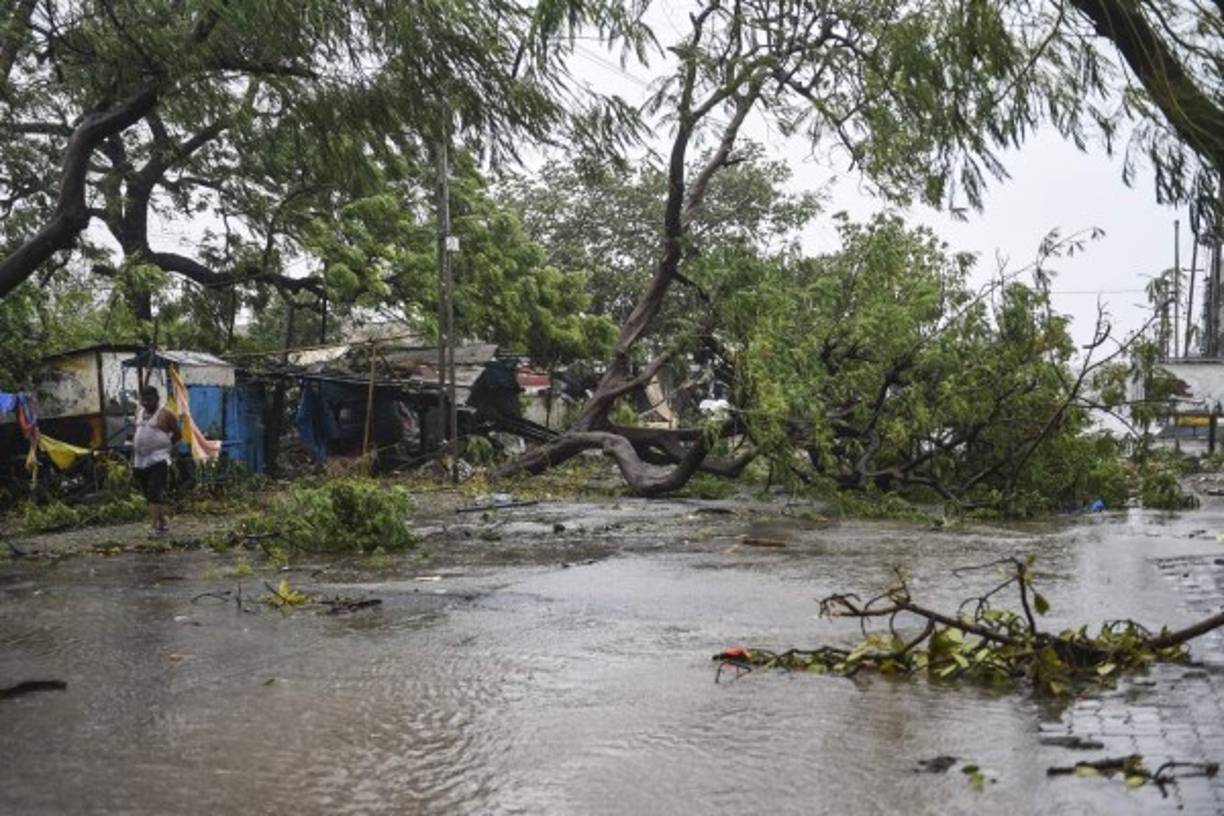 Los rescatados, que dejaban entrever un halo 'de esperanza en la mirada pero están sin duda angustiados, fueron zarandeados por el mar durante varias horas', declaró M.K. Jha, jefe del mando occidental de la marina india, a la cadena NDTV (Photo by SAM PANTHAKY / AFP)