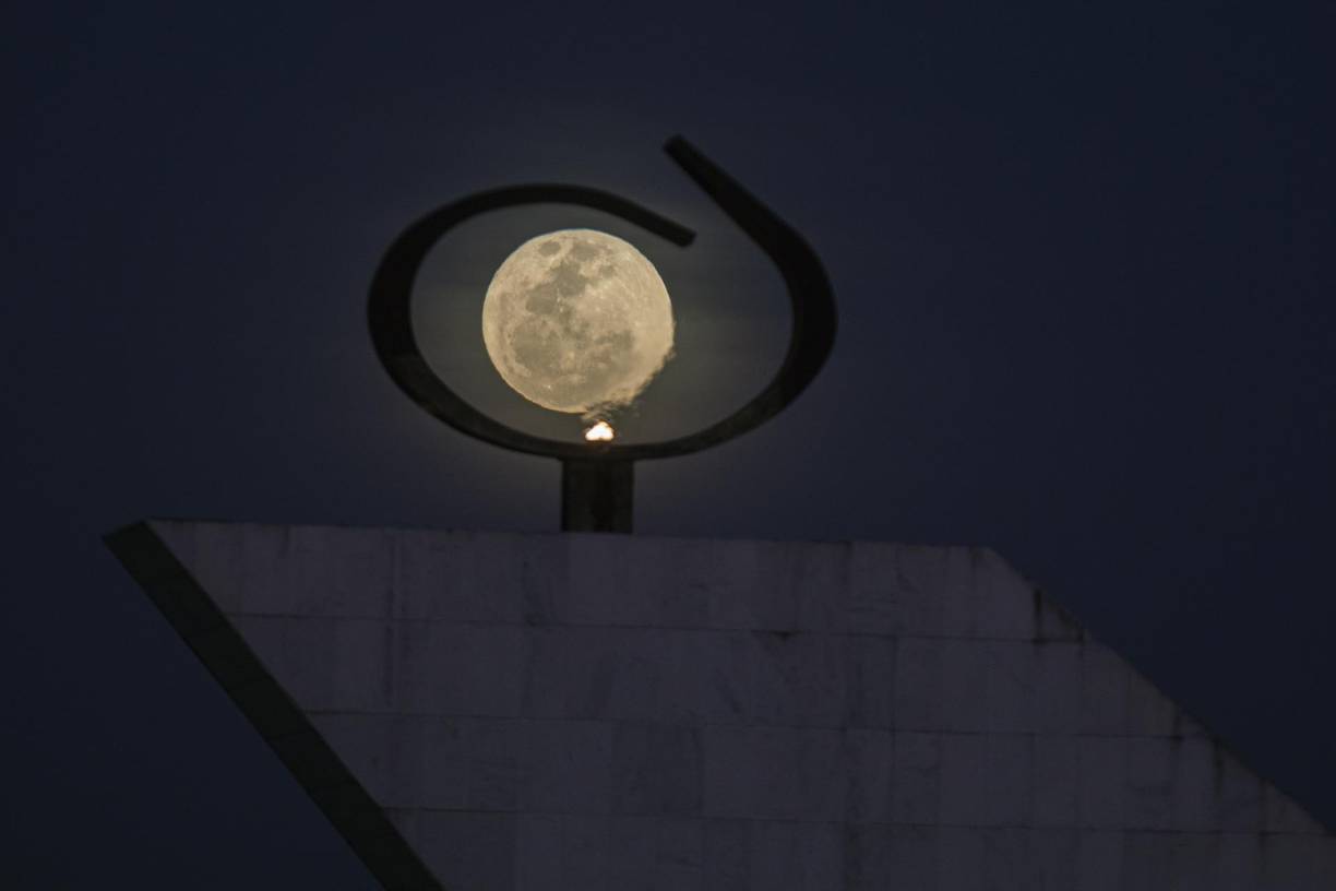 Las espectaculares imágenes de la superluna de Ciervo que iluminó el cielo