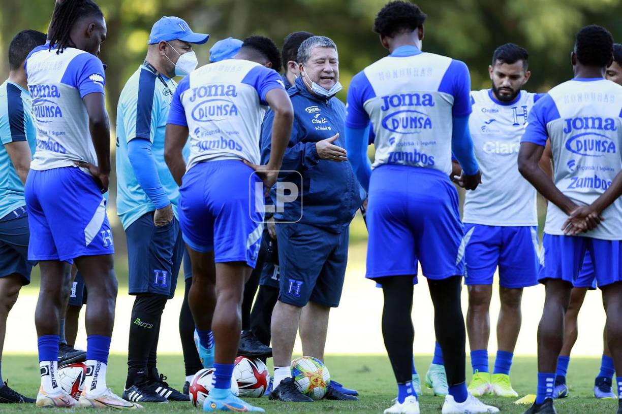 El entrenador colombiano habló brevemente con sus seleccionados.