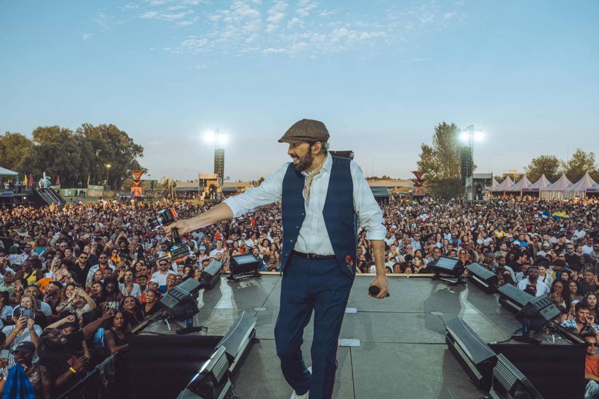 Los tenis <b>Ewing SL 33 ‘Bachata Rosa’</b>, diseñados en honor al emblemático álbum y estilo musical de Juan Luis Guerra, fue enviado a varias figuras públicas, quienes han compartido en redes sociales su emoción tras recibir este especial obsequio por parte del equipo del artista.