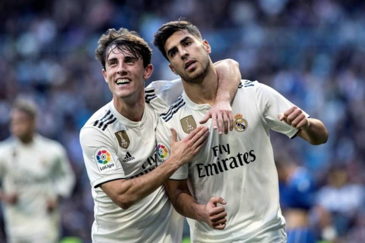 Marco Asensio celebrando su primer gol con Álvaro Odriozola.
