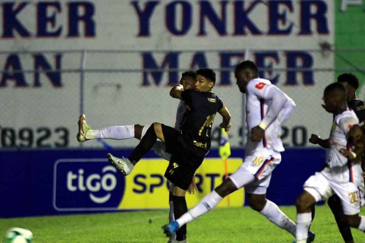 Yustin Arboleda conectó el centro y marcó el gol del triunfo del Olimpia.