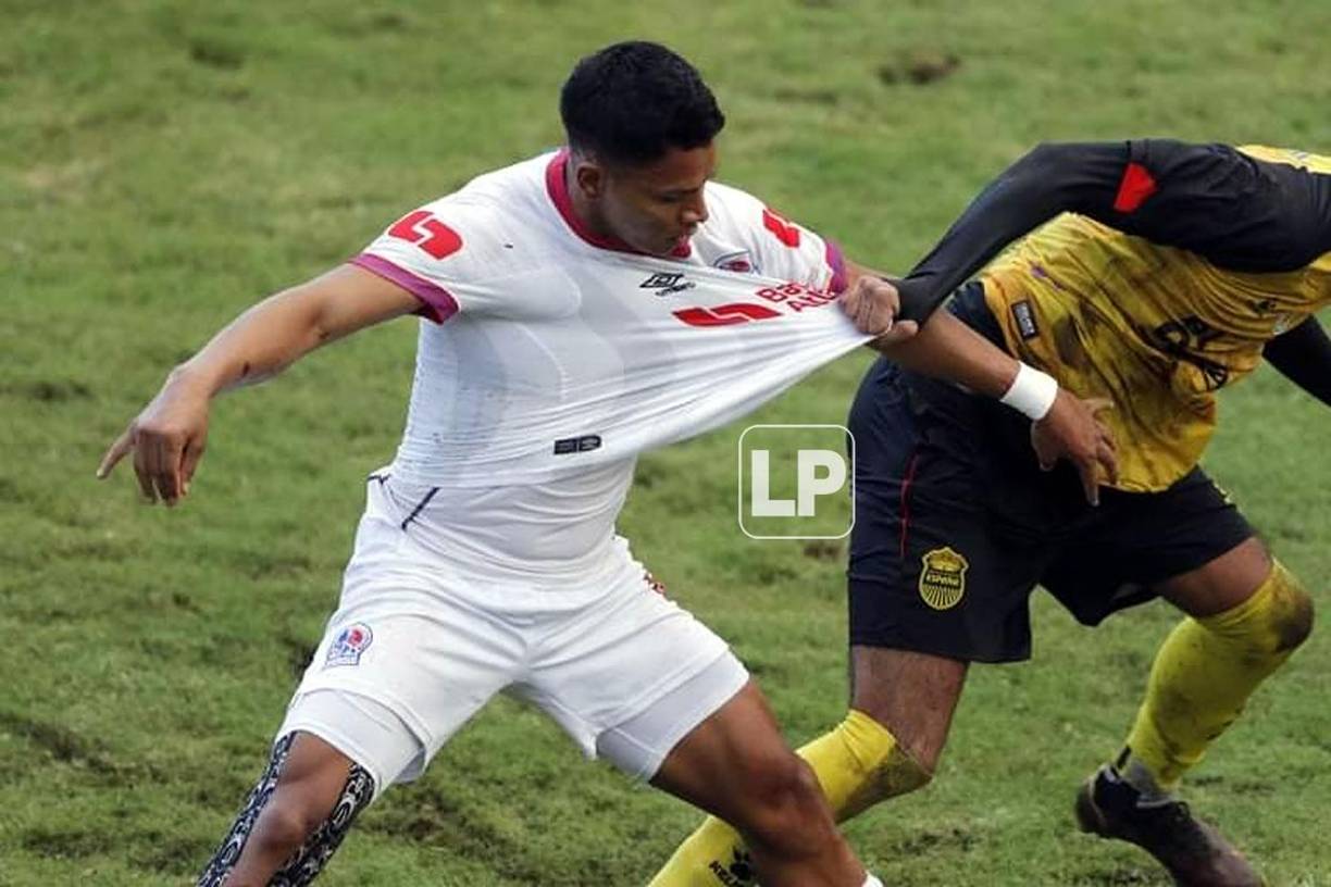 Mayron Flores sujetando de la camiseta a Bryan Moya.