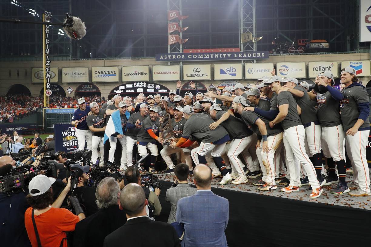 El hondureño Mauricio Dubón se coronó campeón de la serie mundial con los Astros de Houston al vencer este sábado a los Filis de Filadelfia con marcador de 4×1 y se coronaron en la Serie Mundial de béisbol por segunda vez en seis años.