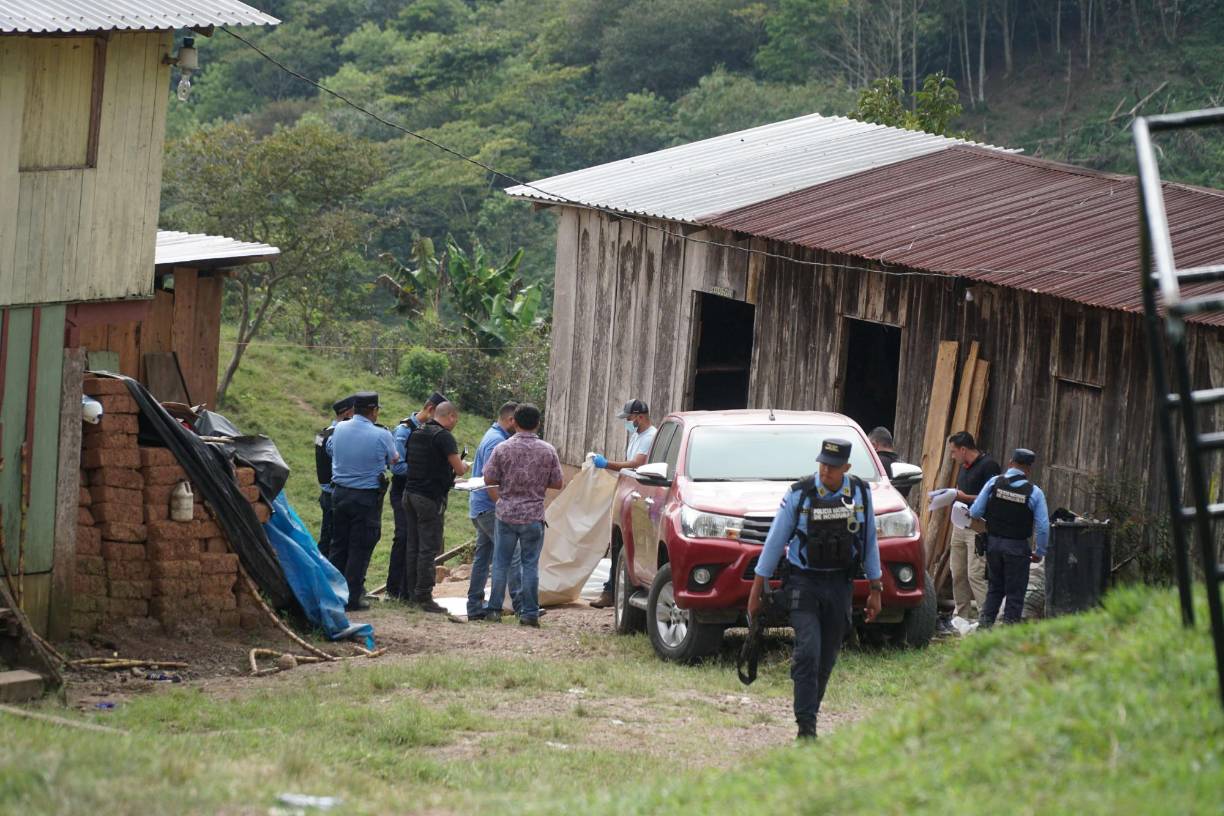 La masacre ocurrió ayer a eso de las 5:00 am, cuando los sujetos armados con fusiles de guerra entraron a la propiedad y sin mediar palabra atacaron a las cinco personas. 