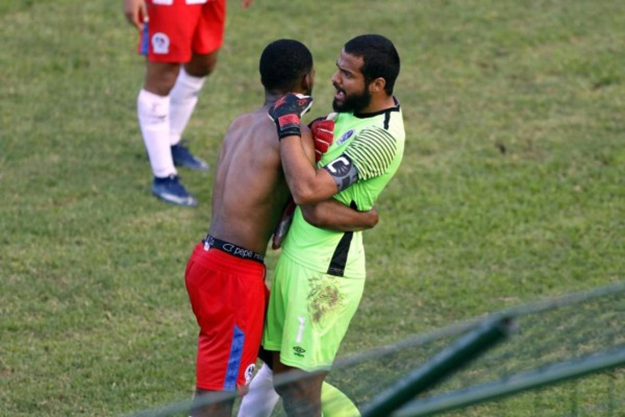 Edrick Menjívar es detenido por Maylor Núñez al final del partido.