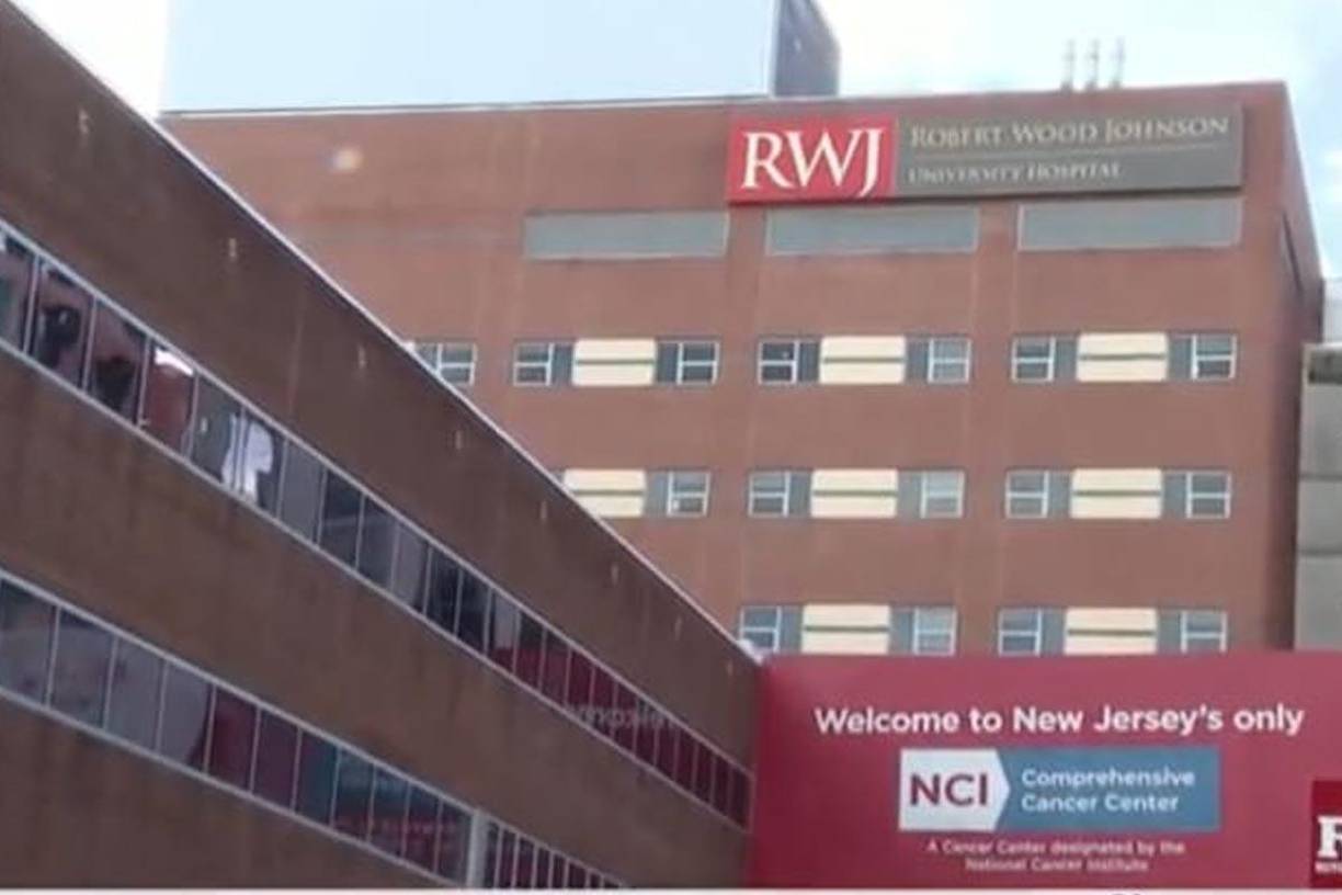 Teodulo Habana, quien tenía varias cortadas en su cuello, fue llevado de emergencia al Robert Wood Johnson University Hospital.