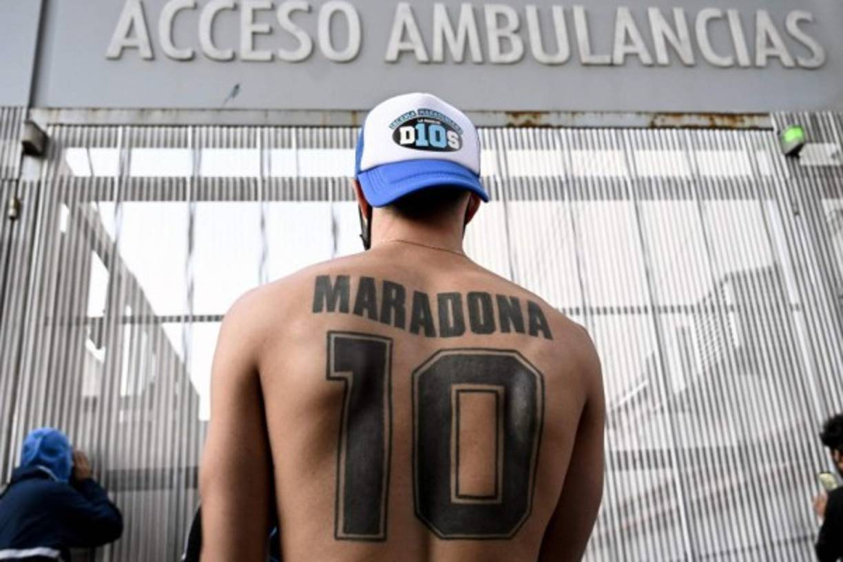 Fanáticos de Maradona se encuentras en las afueras del centro médico donde está Diego Maradona.