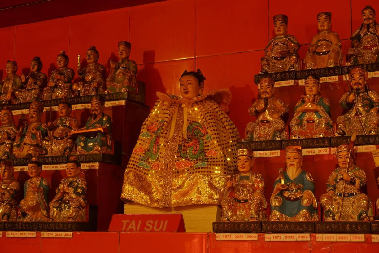 La suerte individual en el Año de la Serpiente también está influenciada por las posiciones de los Tai Sui, deidades estelares que afectan la fortuna de cada signo zodiacal. Aquellos cuyo signo no esté alineado con Tai Sui podrían enfrentar más desafíos, pero Chow recuerda que el equilibrio entre el yin y el yang siempre ofrece oportunidades para el crecimiento. 