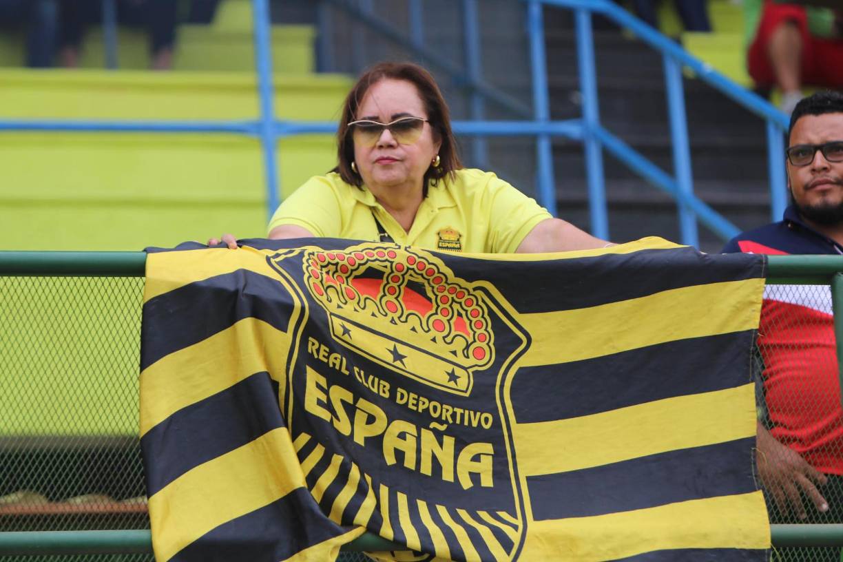 Esta aficionada llegó identificada con los colores representativos del Real España y también portó su bandera.