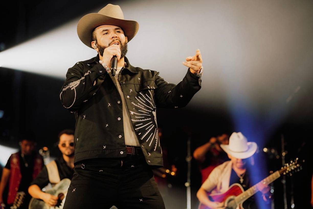 6. Un año más tarde se lanzó como profesional e ingresó a la banda sierreña Los Reales, dónde comenzó a destacar por su gran talento.