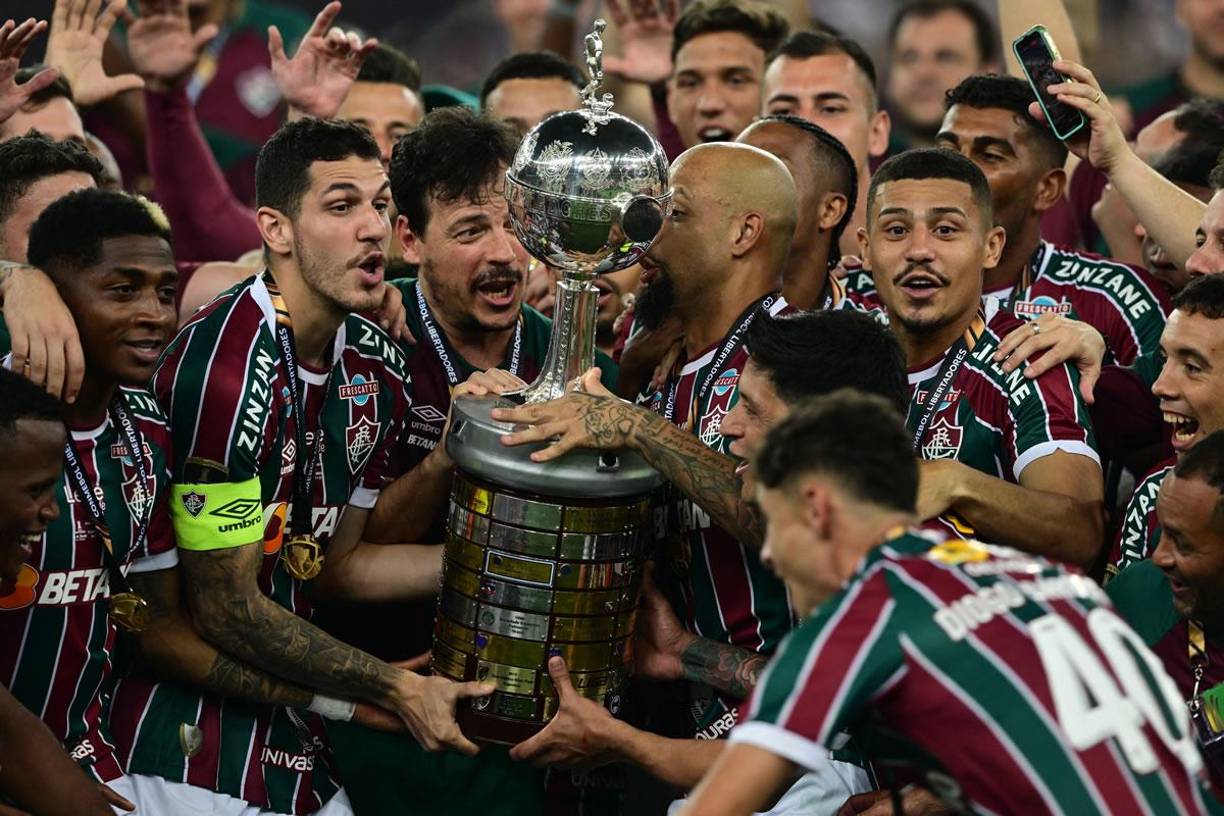 Los jugadores del Fluminense celebrando la conquista de su primera Copa Libertadores tras ganar a Boca Juniors en la final en el estadio Maracaná.