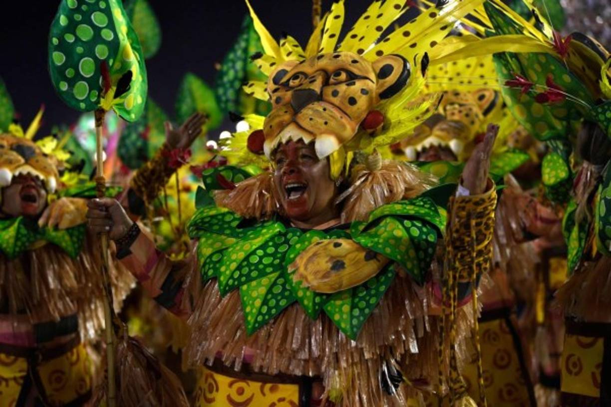 La escuela denunción el deterioro ambiental y cultural con la luna como ejemplo de lo que puede ser la muerte en vida de la tierra, un planeta lleno de brillo pero completamente árido.