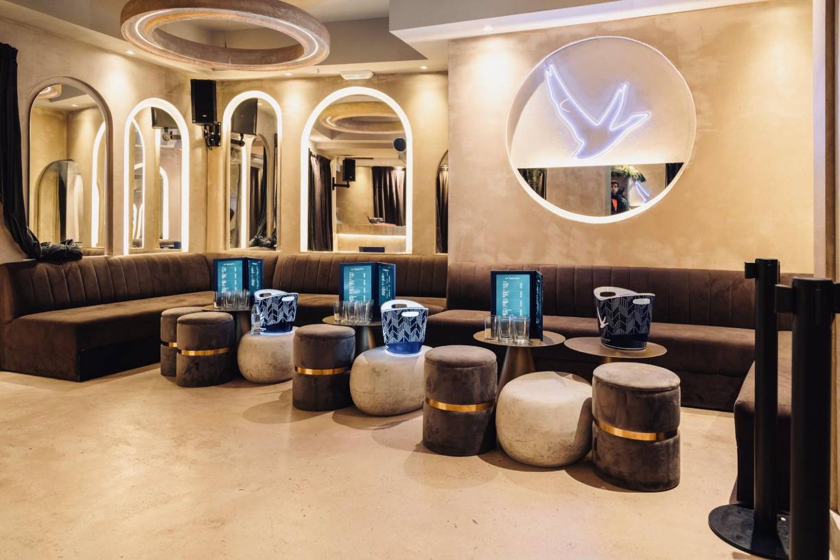 Tiene un diseño elegante, sofás de cuerpo bajo, luces extravagantes y una extensa carta de botellas y combinados.